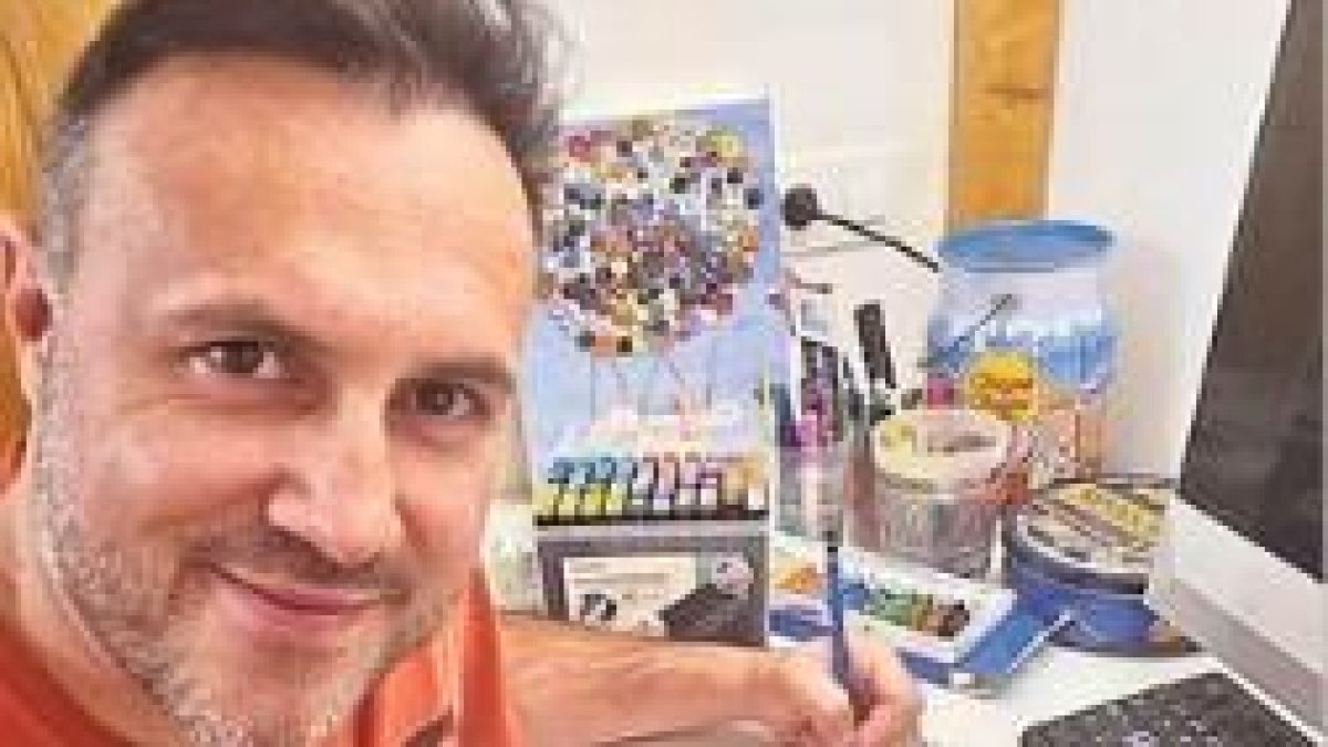 Marc Valén, vicepresident de l'associació de pilots d'Andorra, al seu despatx.