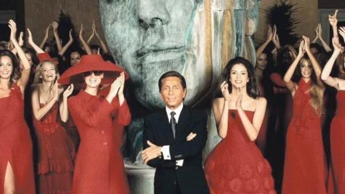 Valentino Garavani a Roma amb les seves models, cap al 1999.