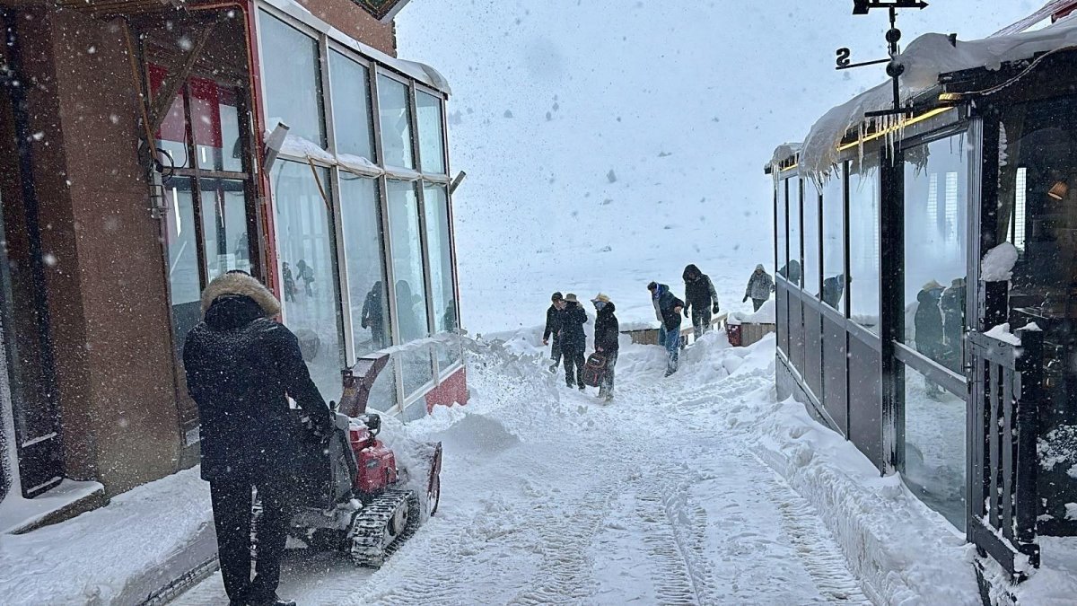 Un carrer nevat al Pas de la Casa aquest migdia.