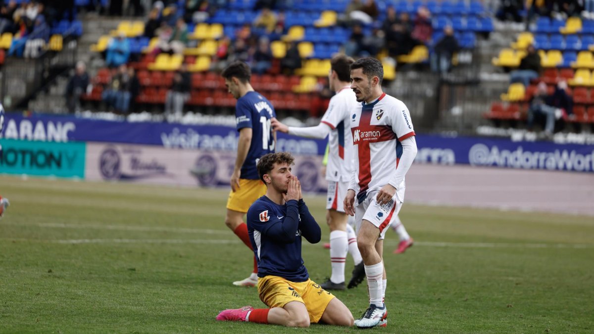 Yeray Cabanzón, que ha debutat a Encamp i amb gol, es lamenta d'una ocasió perduda.
