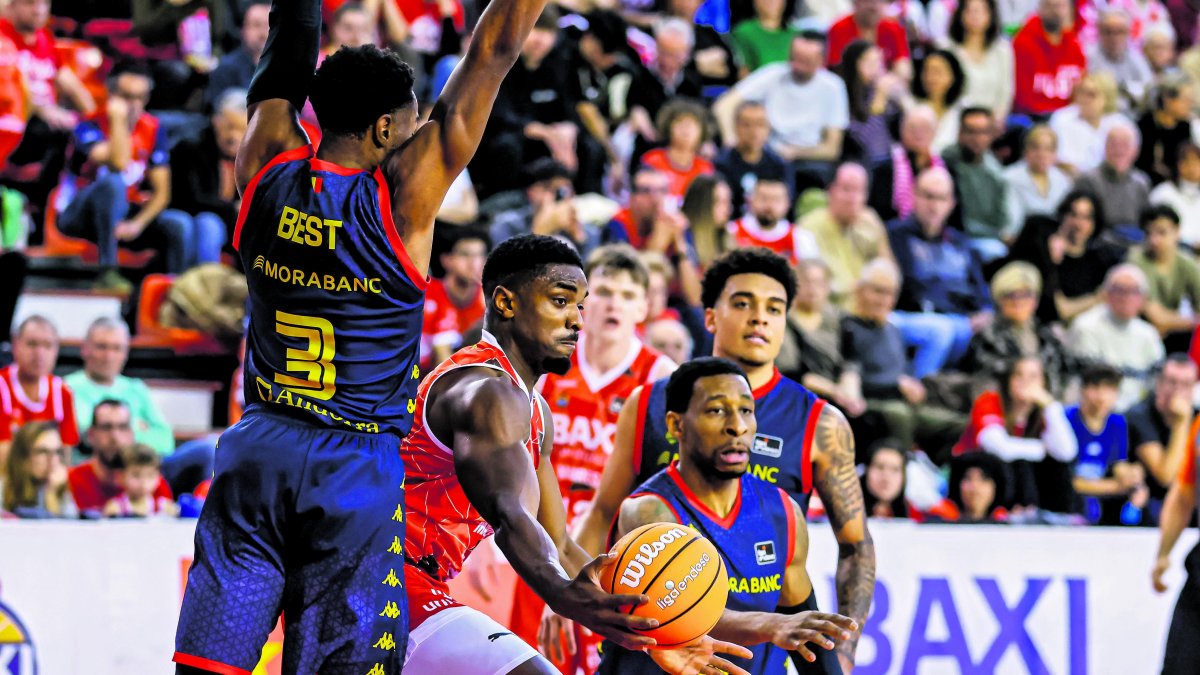 Retin Obasohan amb la pilota, que va ser el màxim anotador del partit.