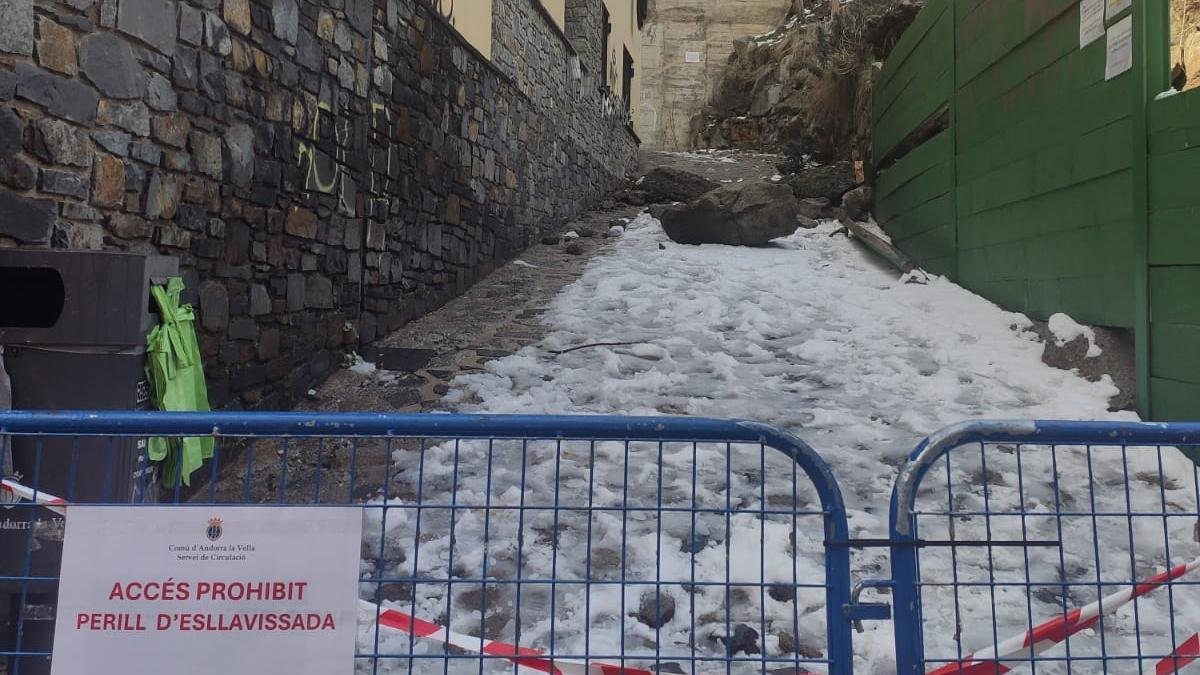 El carreró on s'ha produït l'allau de pedres.