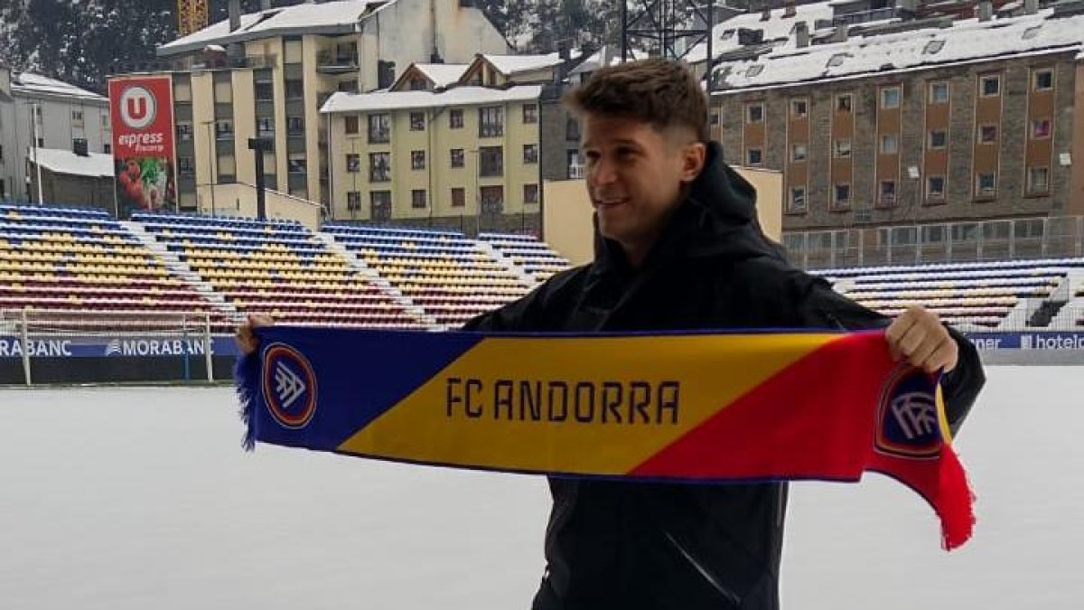 El nou fixatge; Marc Cardona, amb la bufanda de l'Andorra en l'anunci amb el nou club.