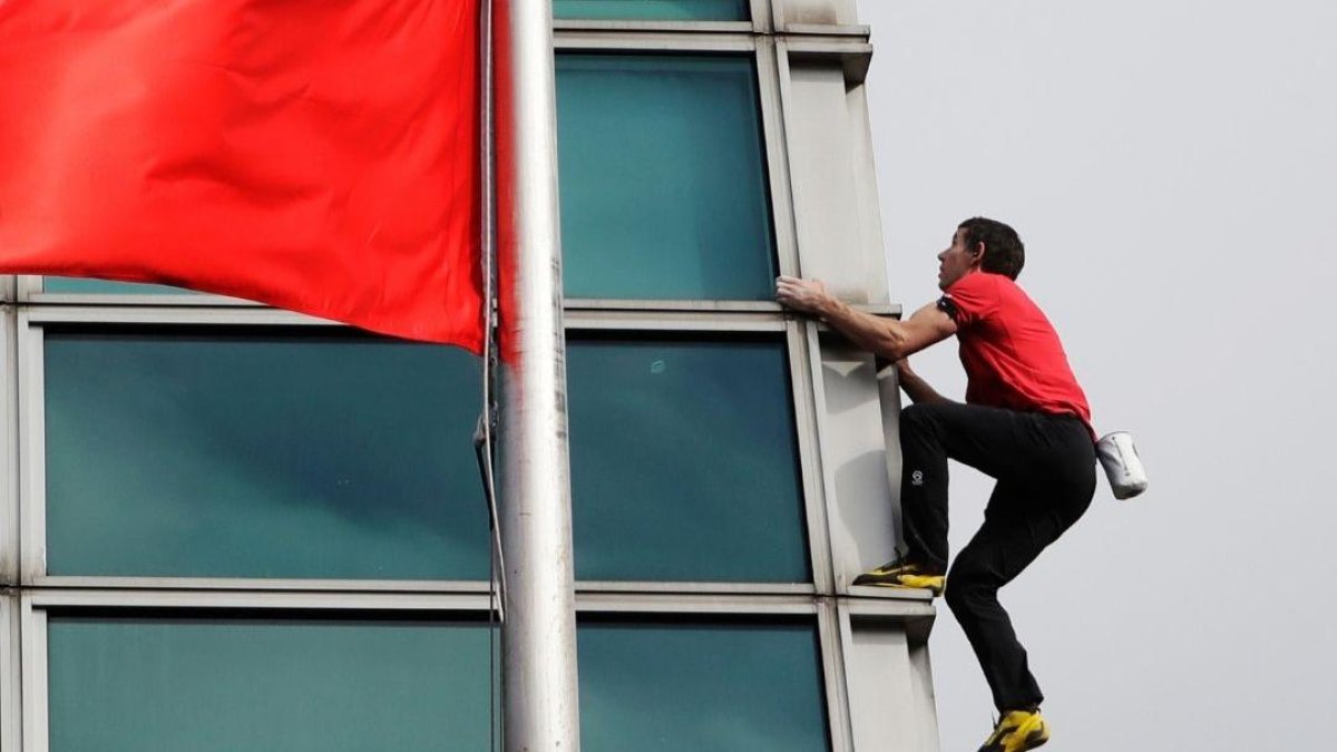 Un home escala l'edifici més alt de Taiwan sense protecció.