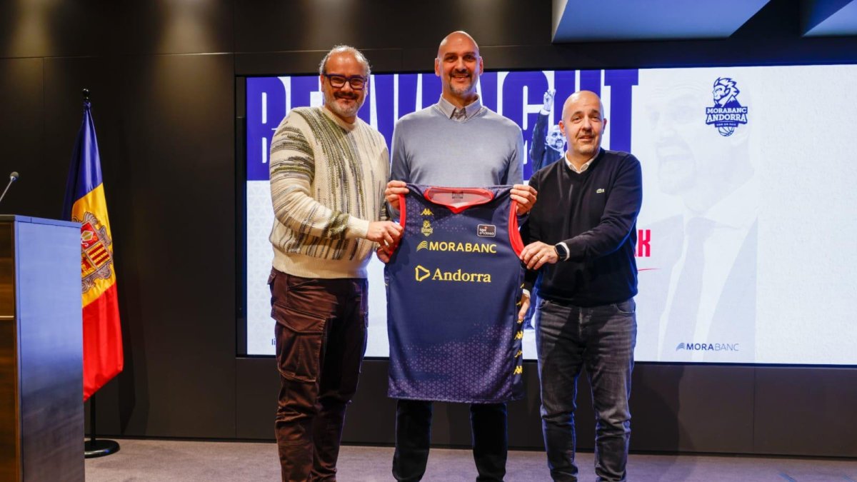 Solana, Tabak i Aixàs durant la presentació del nou tècnic del MoraBanc Andorra.