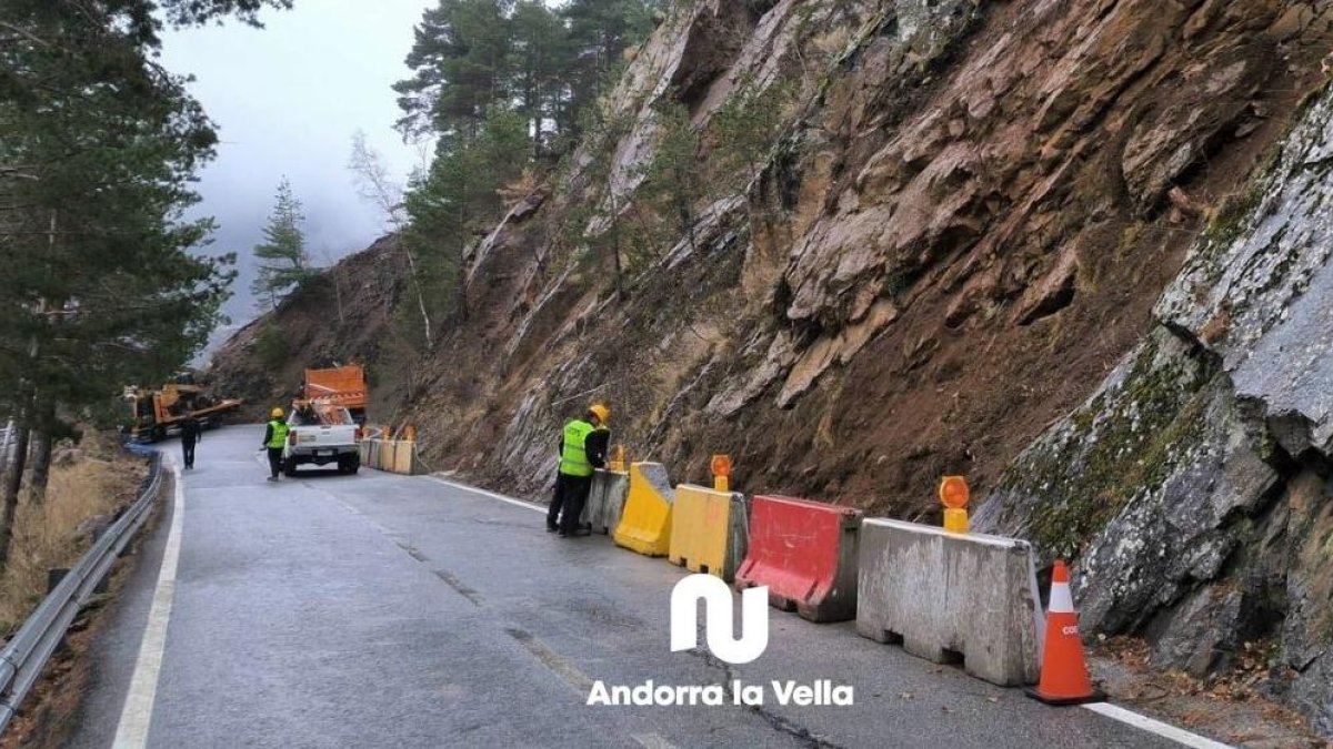 Obres a la carretera de la Comella.