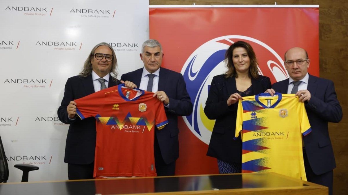 El vocal de la FAF, Marc Rodríguez, junt amb el President, Fèlix Álvarez i a la dreta, la Directora Banca País d'Andbank, Maria Suárez i el Vicepresident de la FAF, Alfons Martín, durant l'acte d'avui