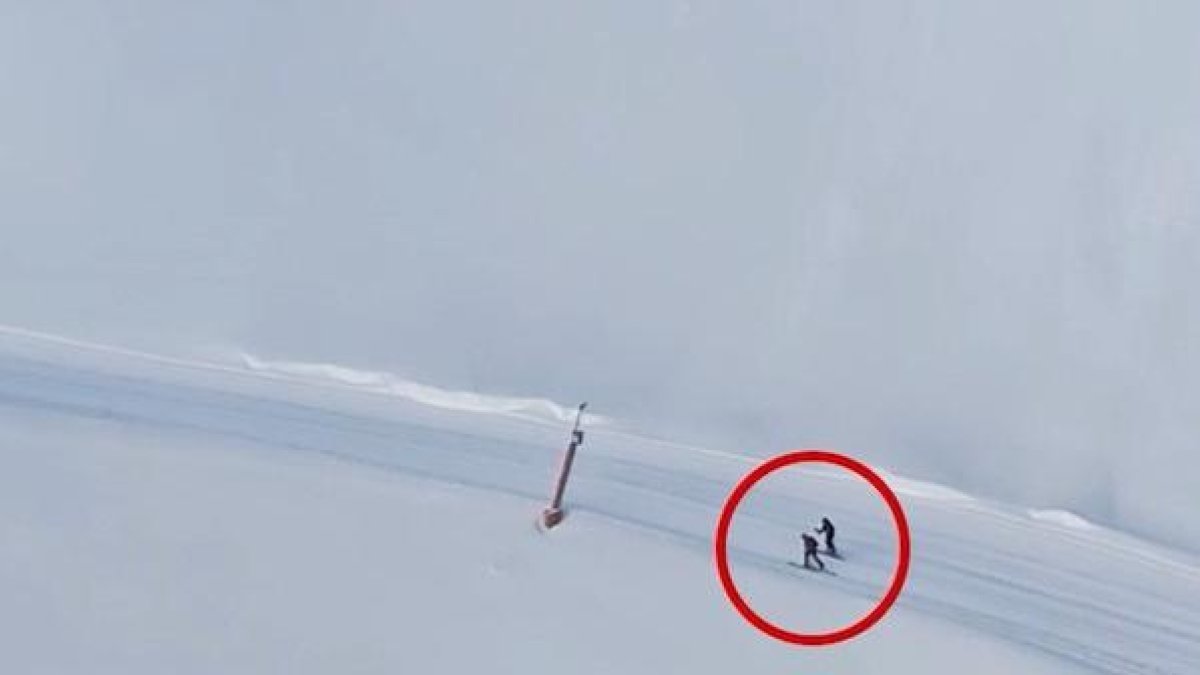 Dos esquiadors captats saltant-se les indicacions de prohibit esquiar.