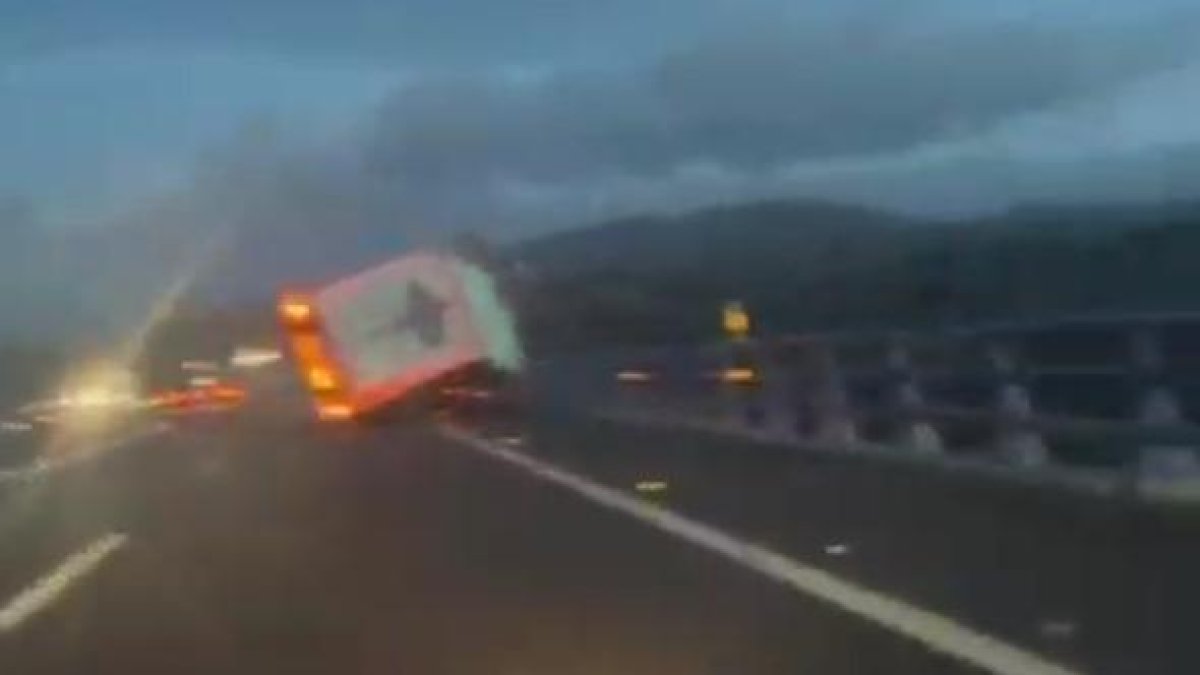 El fort vent fa bolcar un camió a Càceres.