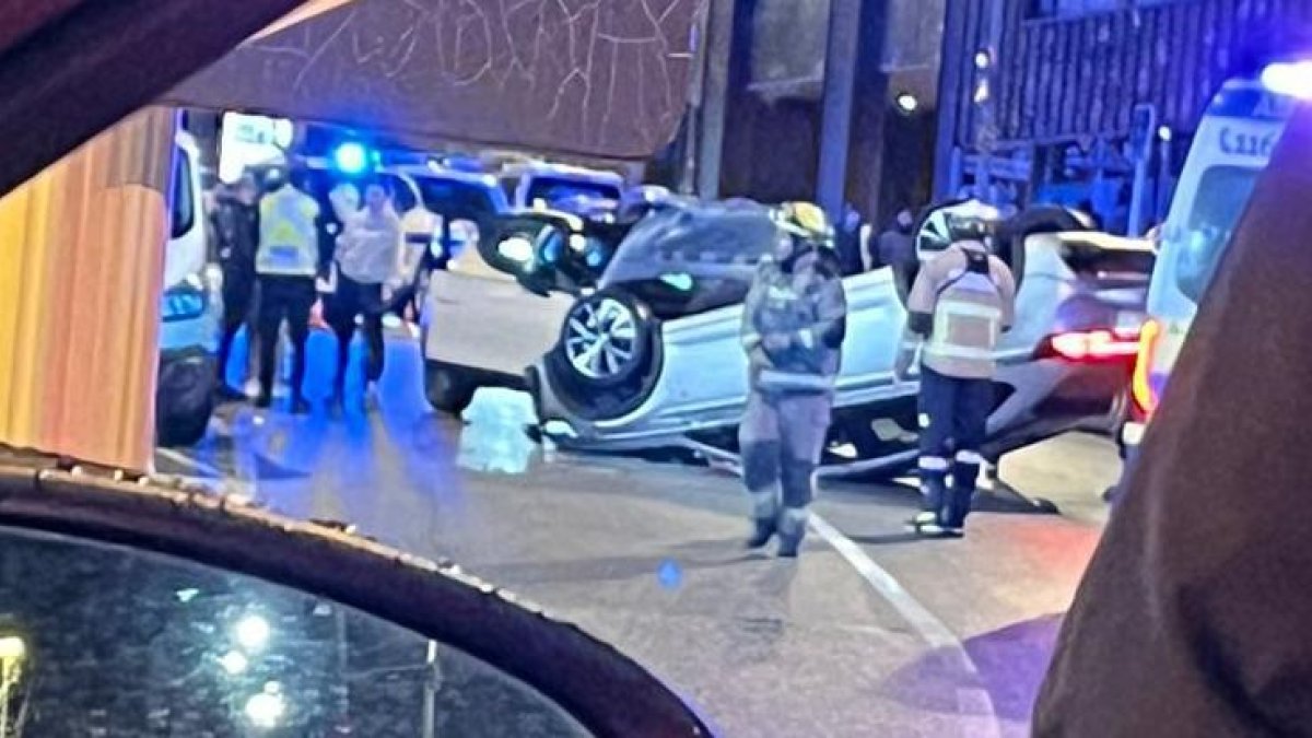 Imatge del vehicle accidentat després de bolcar.