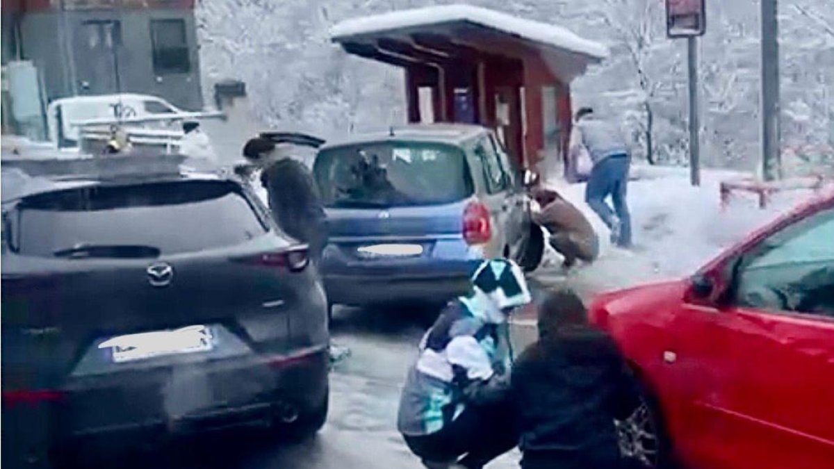 Persones posant equipaments d'hivern.