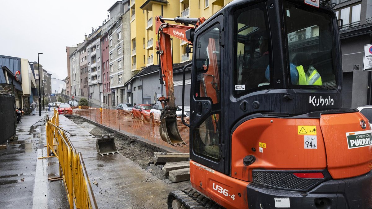 Una màquina treballant a Prada Motxilla.