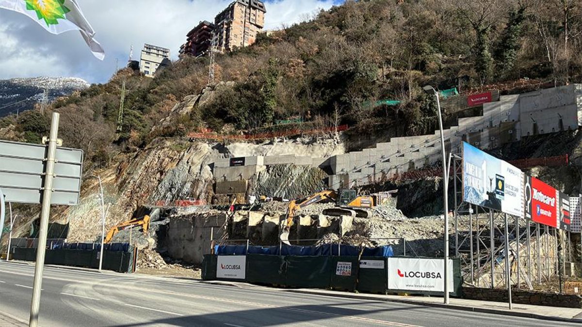 Estat actual de les obres on es construiran els 54 pisos per a la gent gran a Sant Julià.