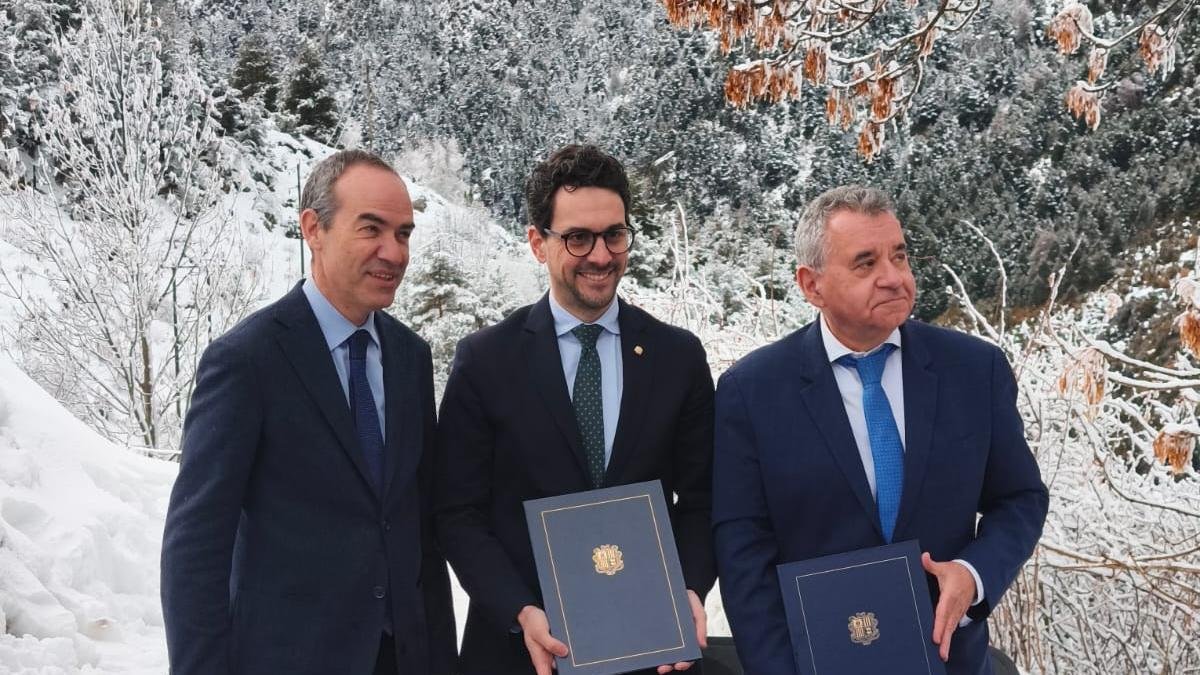 El cònsol major de Canillo, Jordi Alcobé - a l'esquerre-, juntament amb el ministre portaveu del Govern, Guillem Casal i Albert Moles, director general de Feda, al camí ral d'Encamp. 