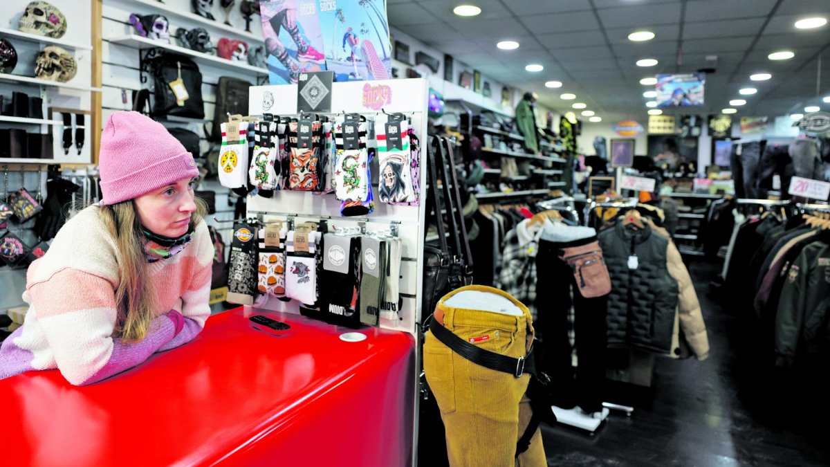 La treballadora d’una botiga del Pas de la Casa sense clients, ahir.