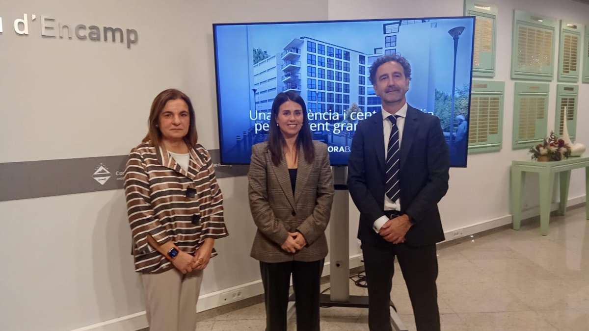 La ministra d'Afers Socials, Trini Marin, junt amb la còsnol major d'Encamp, Laura Mas i Gerard Albà, director d'inversions de Morabanc, durant la signatura del conveni entre el banc i el comú. 