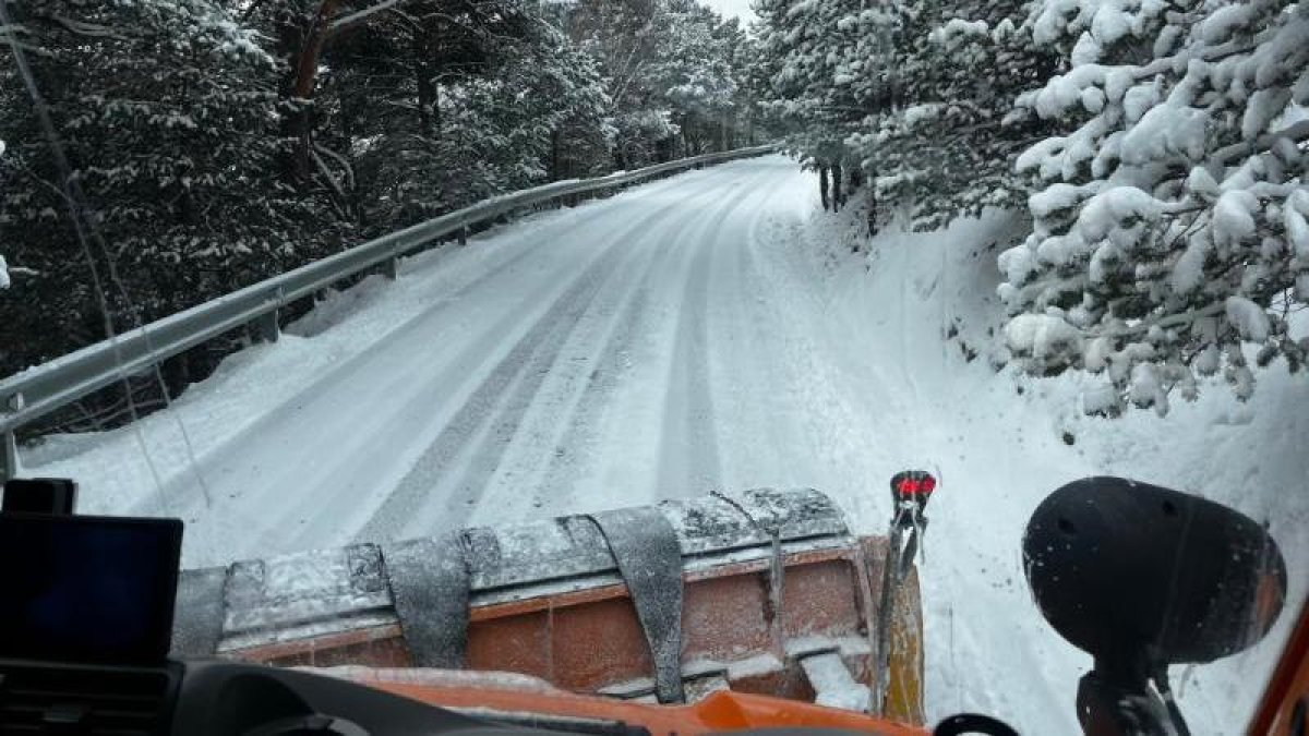Una màquina llevaneu treballant a la Massana.