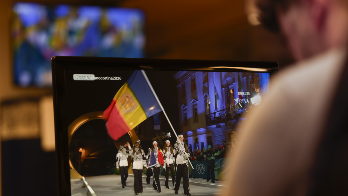 Cande Moreno, sosté la bandera d'Andorra a la cerimònia d'obertura dels Jocs Olímpics d'hivern.