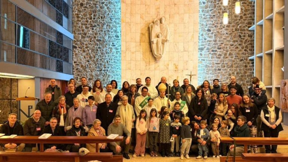Els participants a la trobada de la primera festa de les famílies janerianes.