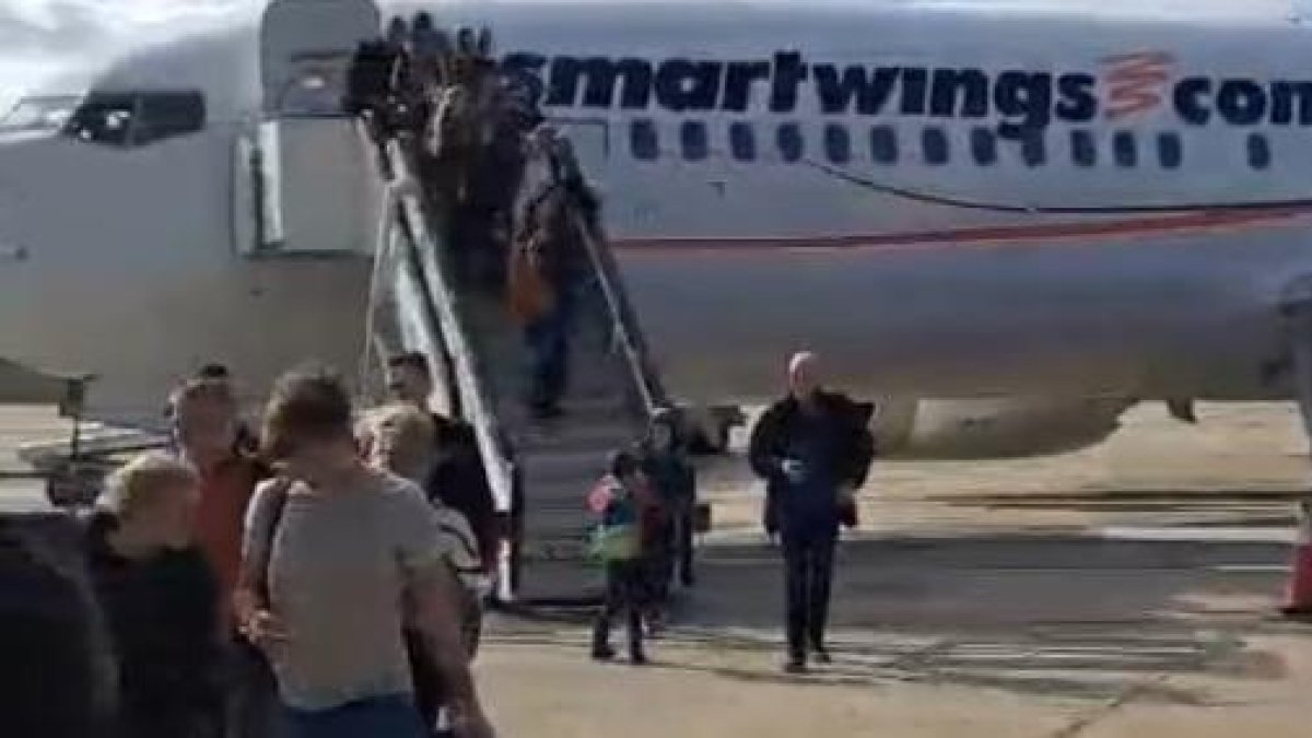 Els turistes suecs que van aterrar ahir a l'aeroport de Lleida Alguaire .