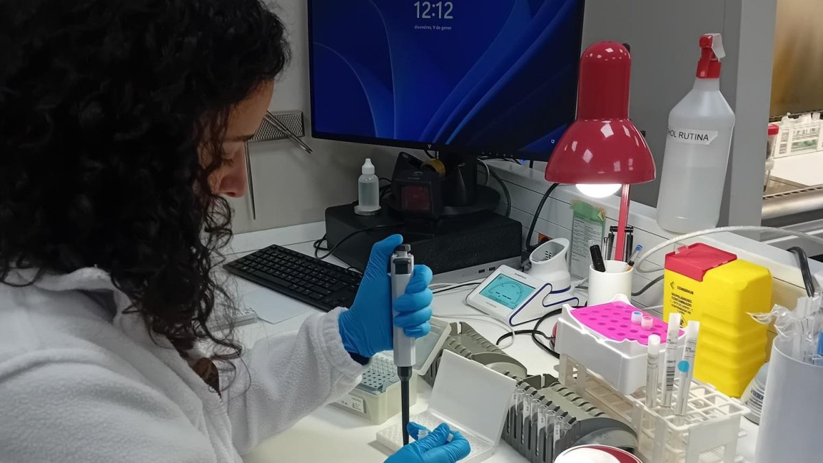 Una infermera al Laboratori Clínic de l'hospital.