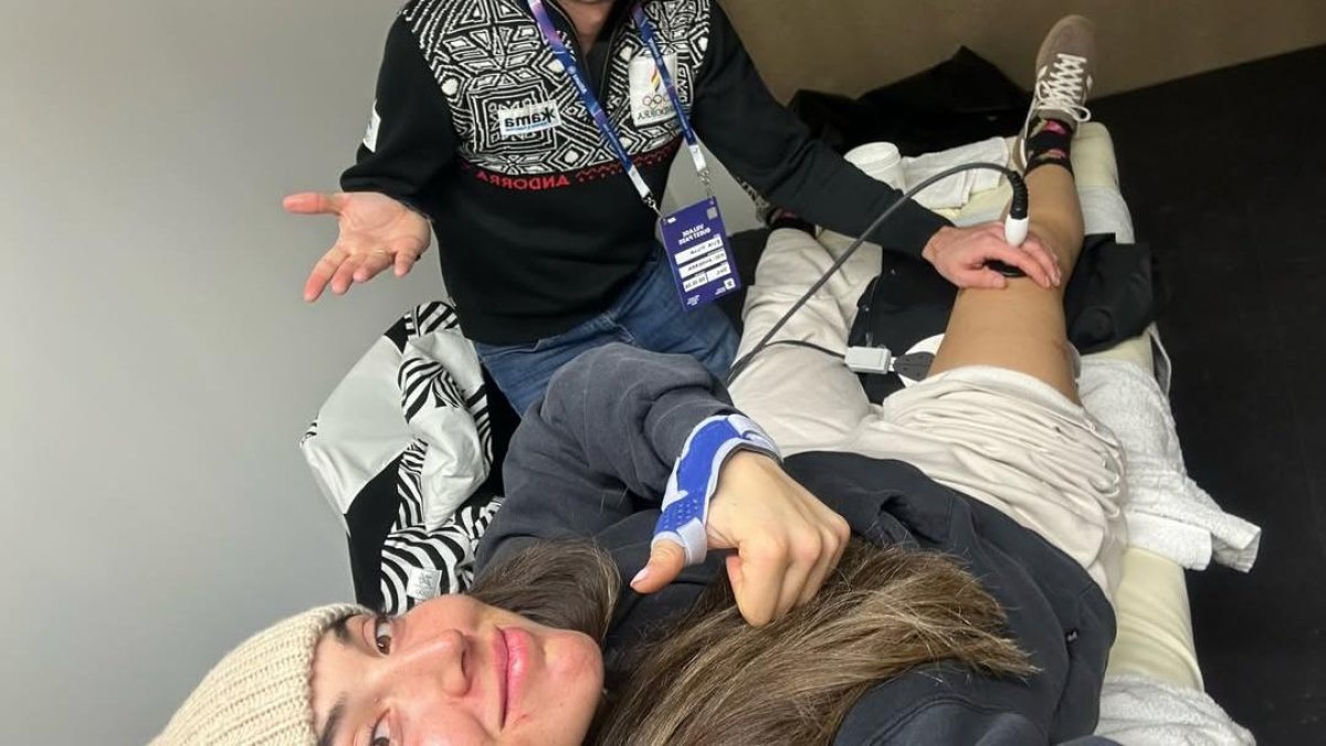 Cande Moreno amb un fisioterapeuta l'endemà de la caiguda als Jocs de Cortina d'Ampezzo