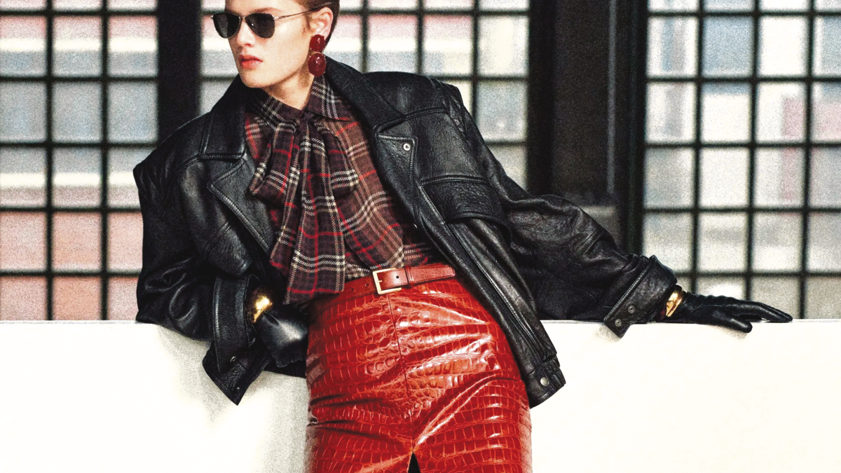 Model posant amb roba de la marca Saint Laurent.