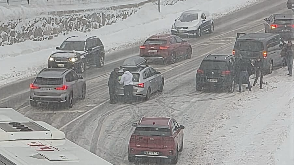 Vehicles aturats a la Vall d’Incles per col·locar cadenes.