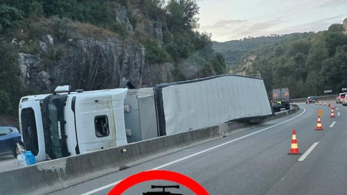 Retencions quilomètriques a la C-17 a Tagamanent per un camió bolcat.