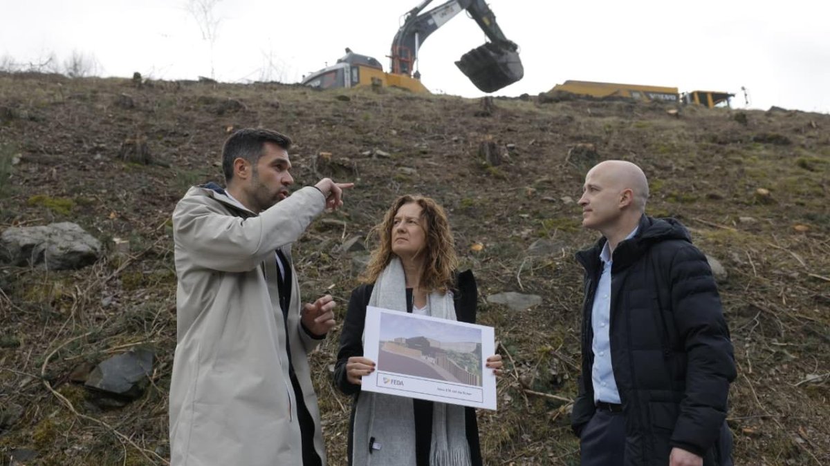 El secretari d’Estat de Transició Energètica, David Forné, la directora general de FEDA, Silvia Calvó, i el director de noves infraestructures, Jordi Travé, presentant la nova estació transformadora.