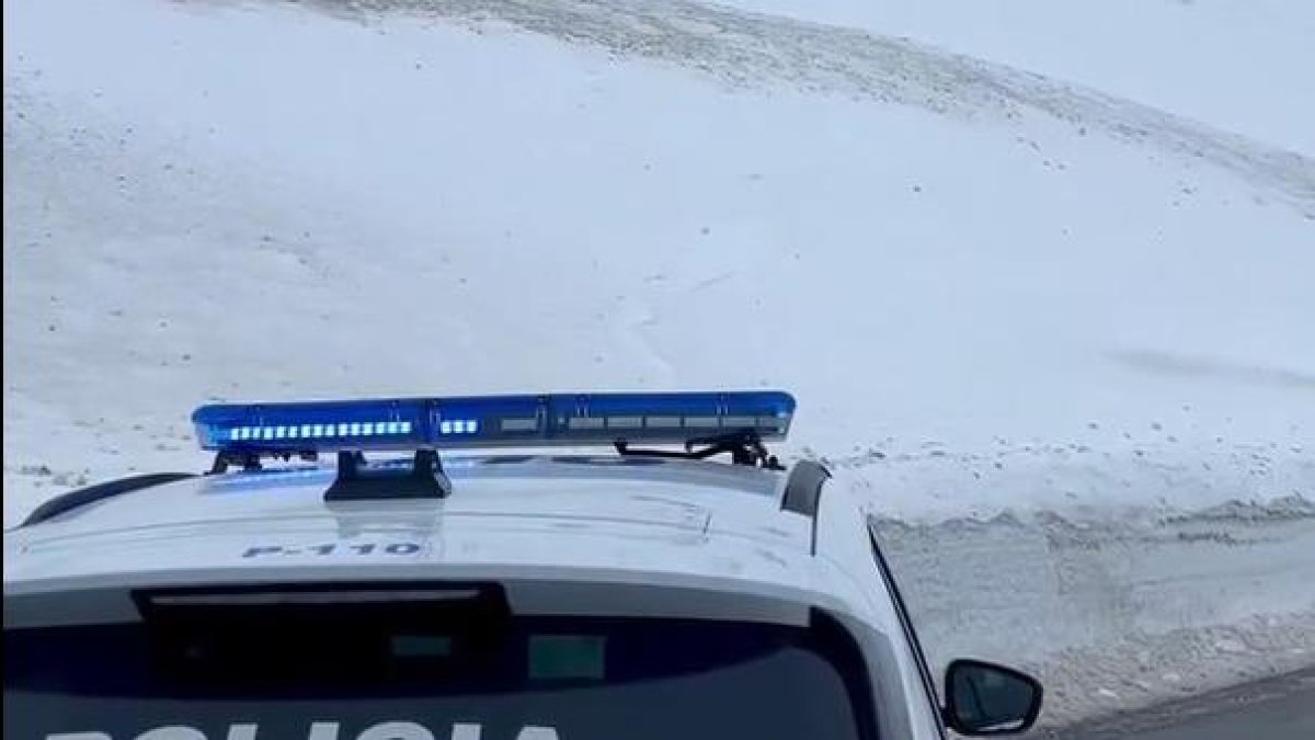 La policia dona suport al Coex en els tirs controlats d'allaus.