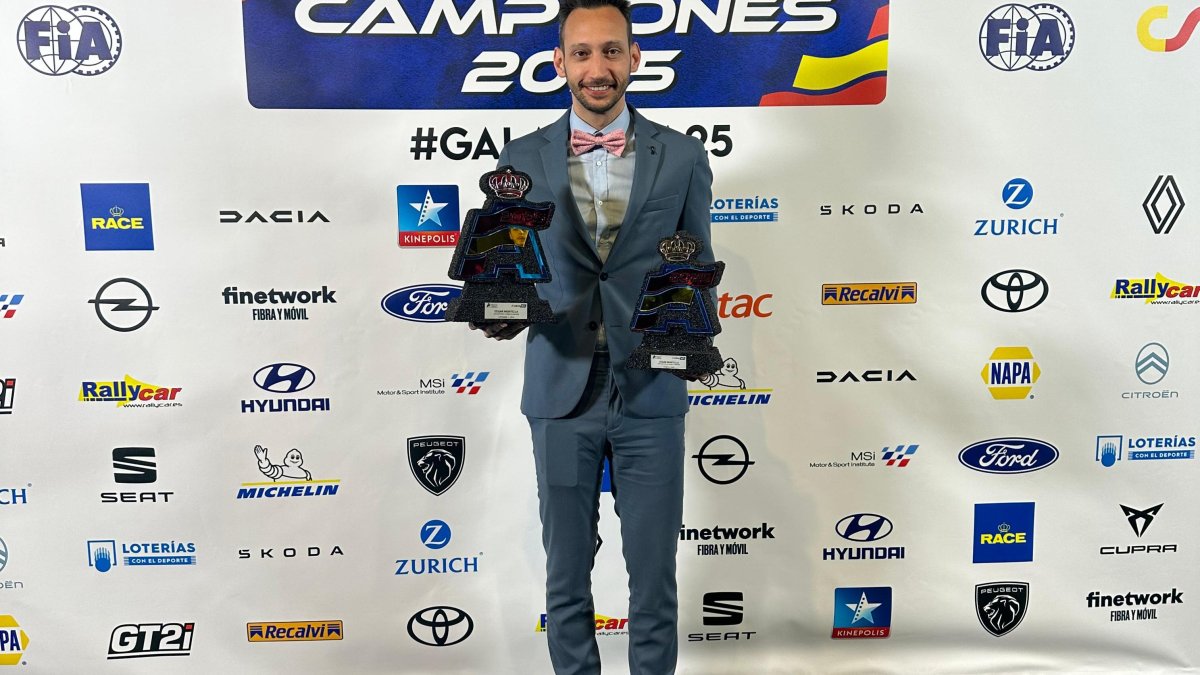 El pilot encampadà mostra els premis.