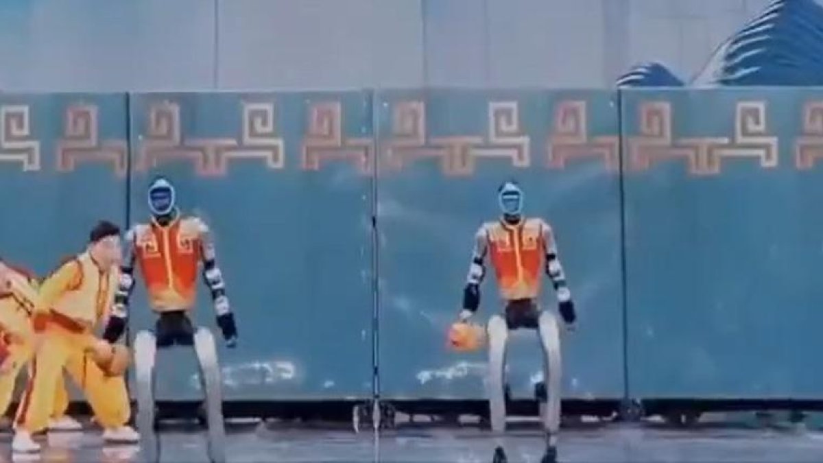 Robots humanoides contra robots a la gala de l'Any Nou xinès.