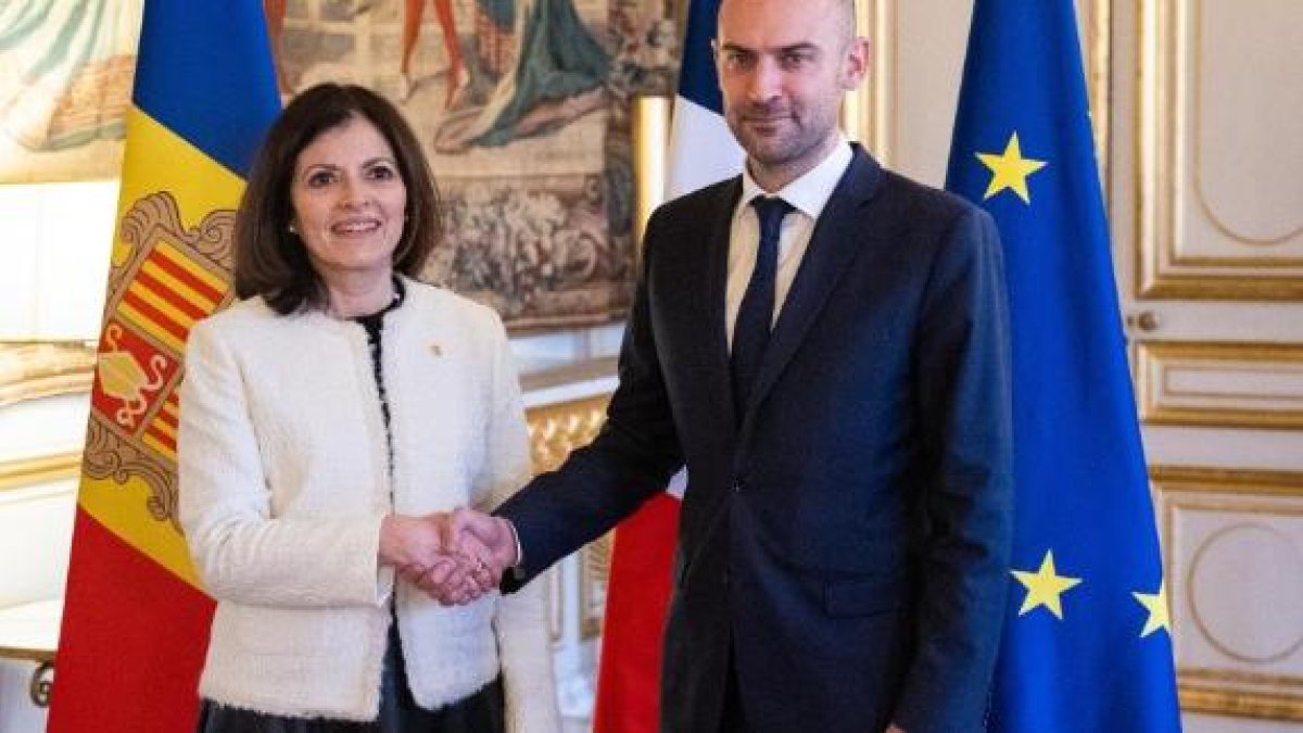 La Ministra d'Afers Exteriors d'Andorra, Imma Tor, junt amb el seu homòleg, Jean-Noël Barrot, a París.