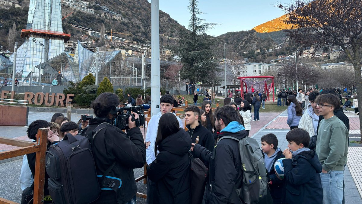 Prop de 200 persones es concentren al Prat del Roure per una suposada “quedada therian”