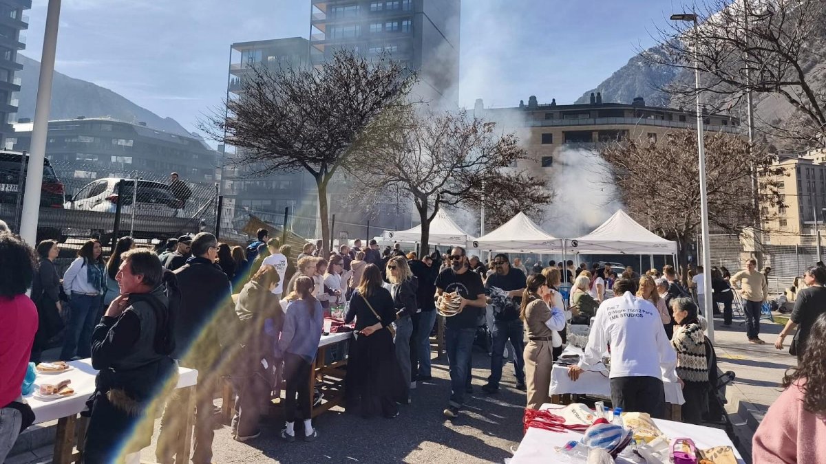 Un moment durant la calçotada popular.