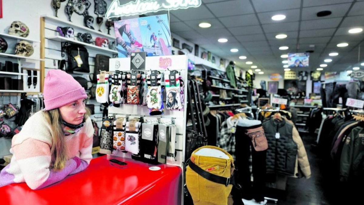 Una treballadora en una botiga del Pas de la Casa sense clients.