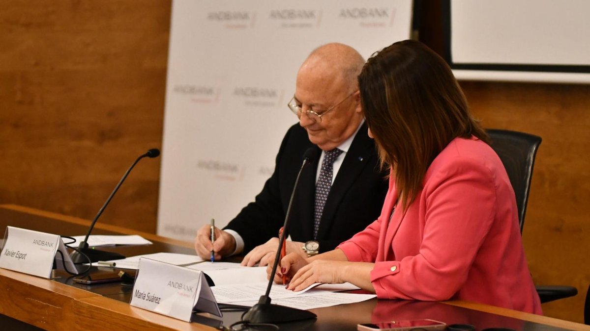 El president del COA, Xavier Espot Miró i la directora de Banca País d'Andbank a Andorra, Maria Suárez, signant l'acord de col·laboració aquest matí. 