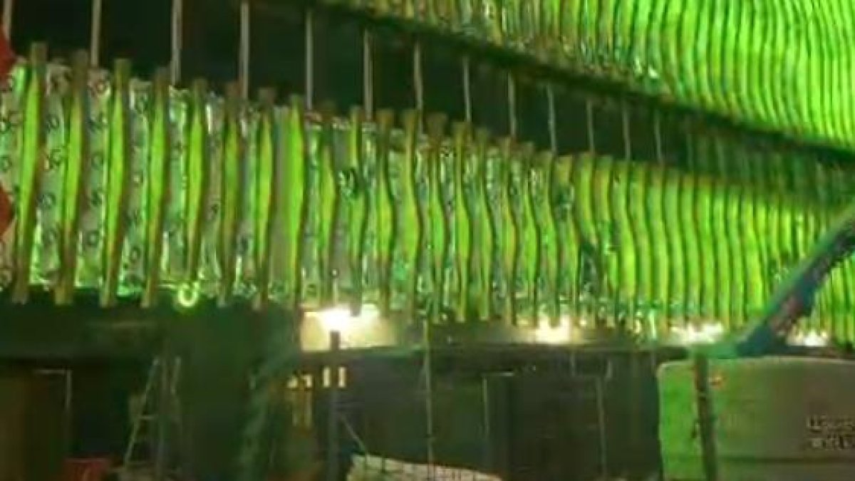 La nova façana del Centre Cultural Lauredià il·luminada de color verd.