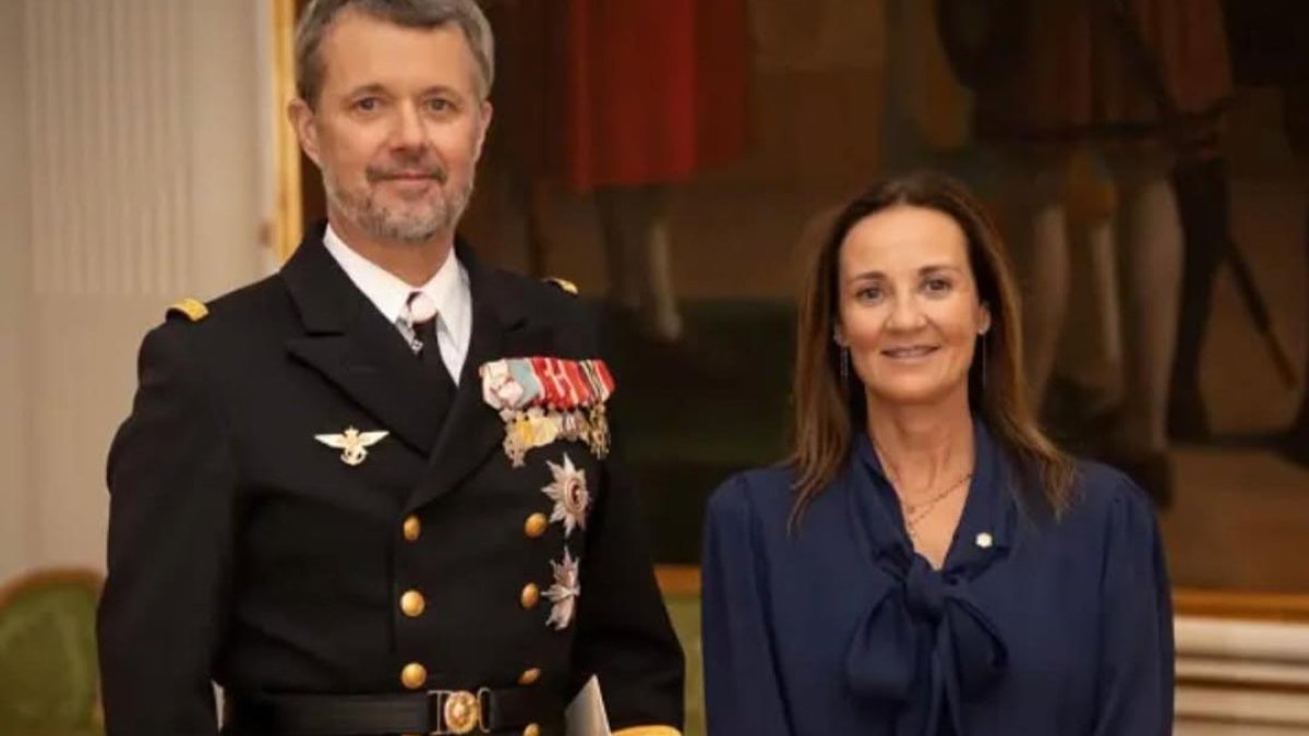 El rei de Dinamarca, Frederic X, i l'ambaixadora no resident, Olga Gelabert, durant la presentació de les cartes credencials.