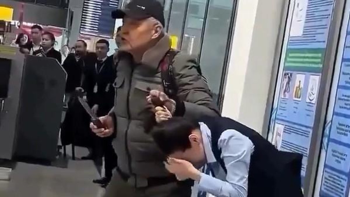 Un ex-boxejador salva una agent de seguretat d'un home amb un ganivet en un aeroport.