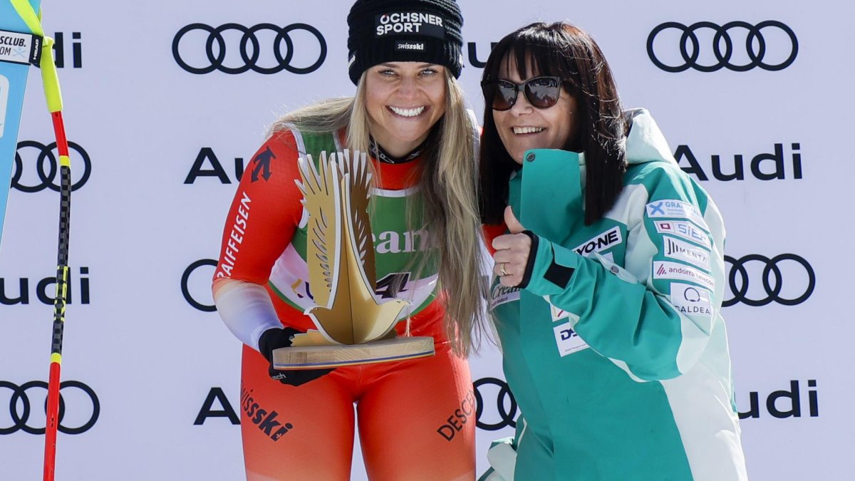 L’esquiadora suïssa rebent el premi com a vencedora de la ministra d’Esports, Mònica Bonell.