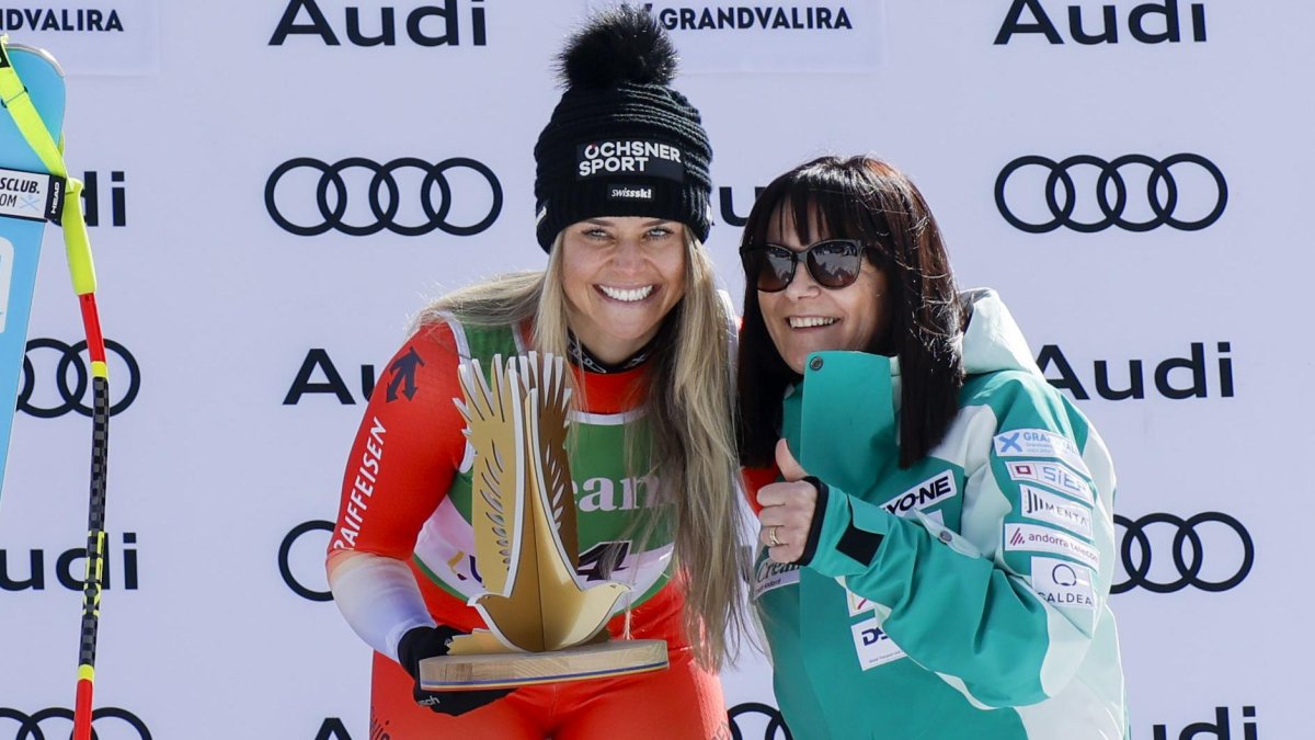 L’esquiadora suïssa rebent el premi com a vencedora de la ministra d’Esports, Mònica Bonell.