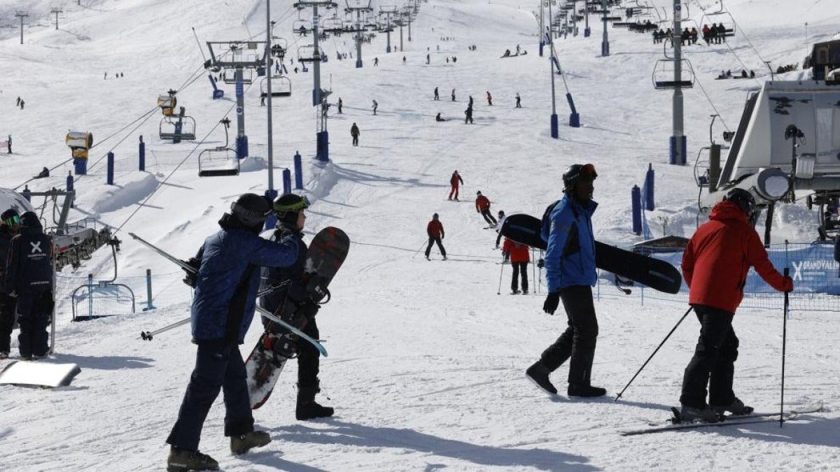 Esquiadors al Pas de la Casa durant el tall de l’RN-20.