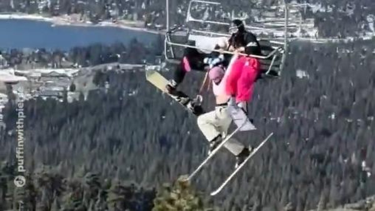 Una jove queda penjada d’un telecadira en una estació d’esquí de Califòrnia