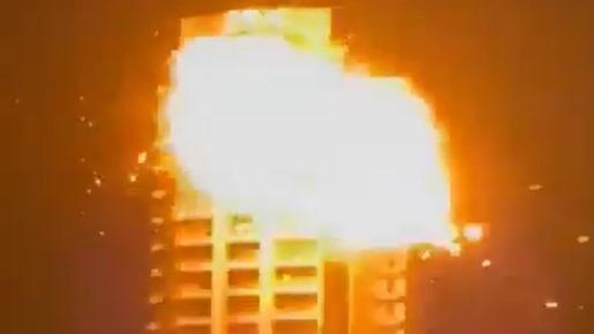 L'impacte d'un dron iranià en un edifici residencial a Bahrain.