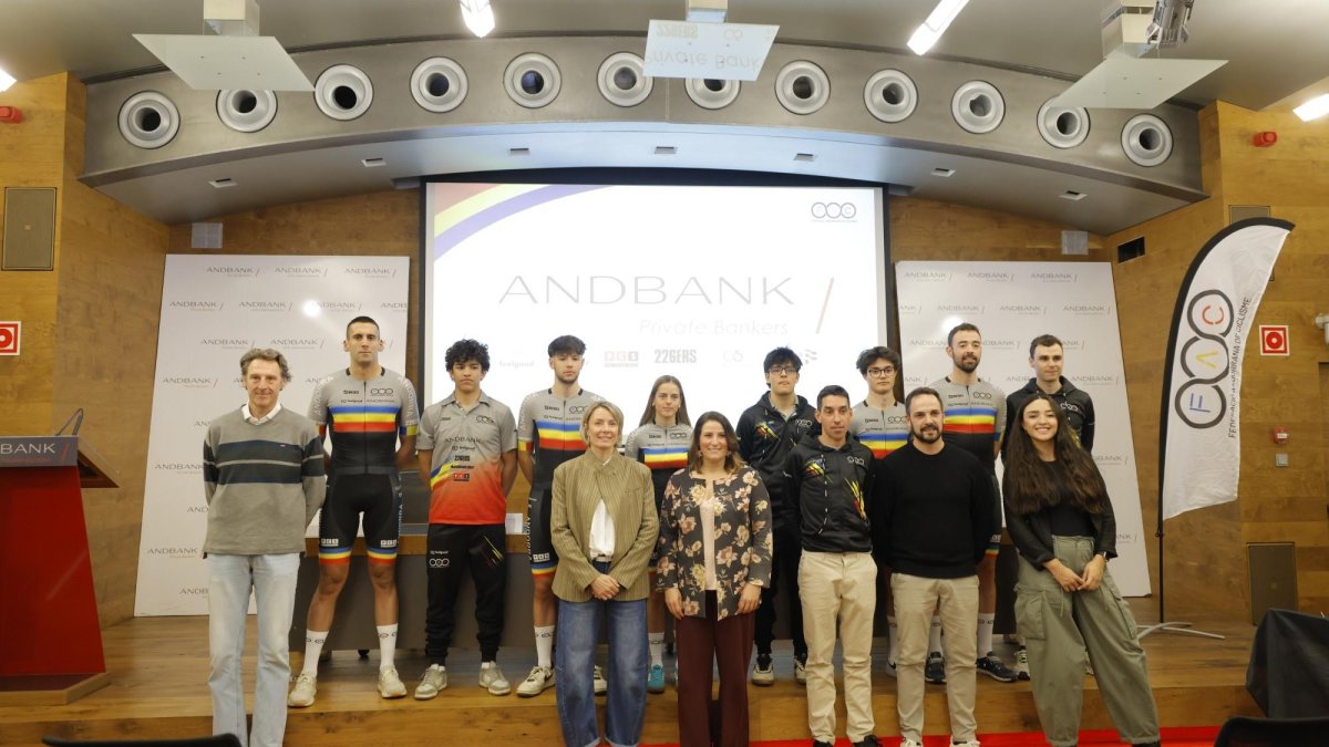 Membres de la Federació Andorrana de Ciclisme i D'Andbank durant la presentació del conveni entre ambdues empreses. 