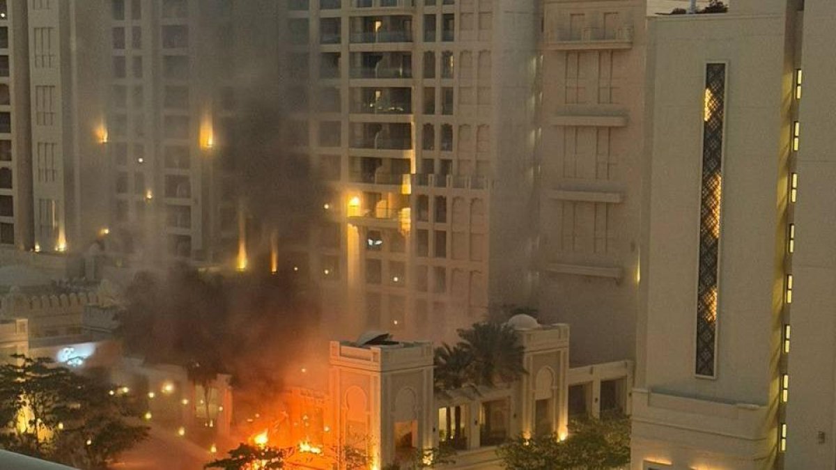 L'impacte d'un míssil als Emirats Àrabs.