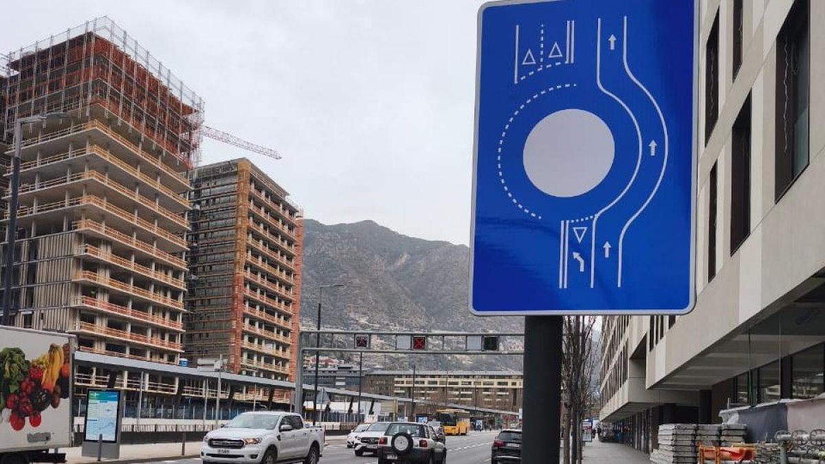 Indicació de la turborotonda de Prada Casadet a Andorra la Vella.