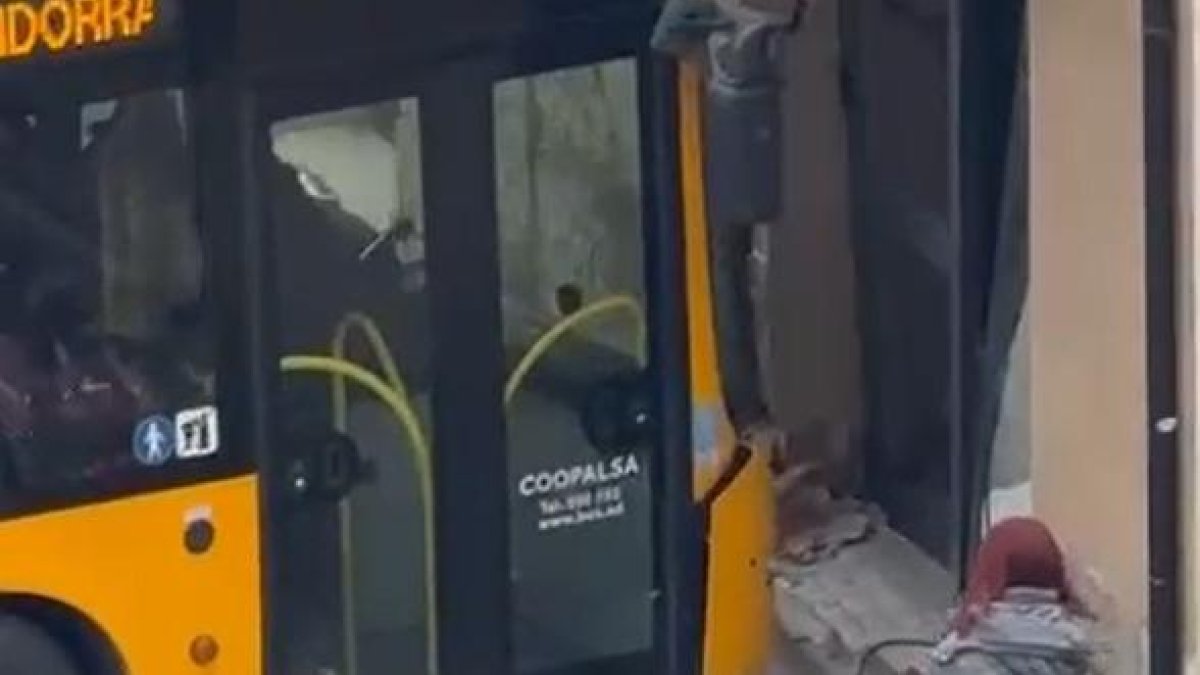 L'autobús encastat a la Massana.